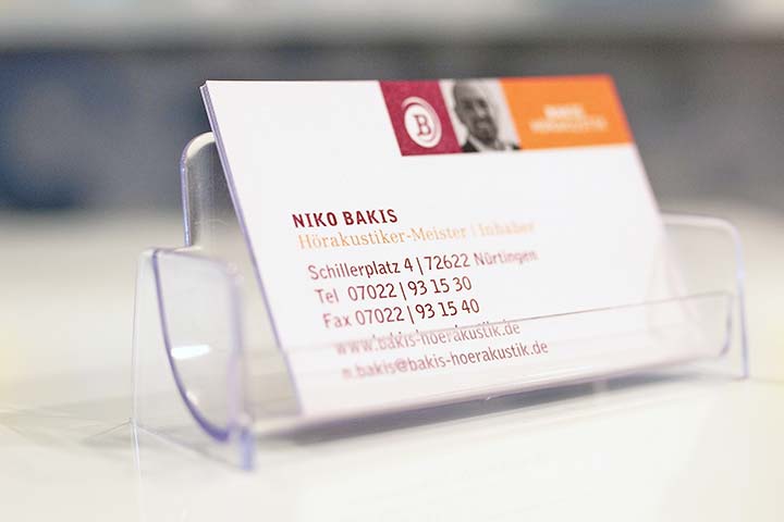 Vereinbaren Sie jetzt einen Termin bei uns! Visitenkarten von BAKIS Hörakustik