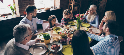 Glückliche Familie am Esstisch.