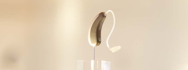 Ein HdO-Hörgerät in der Bakis Filiale