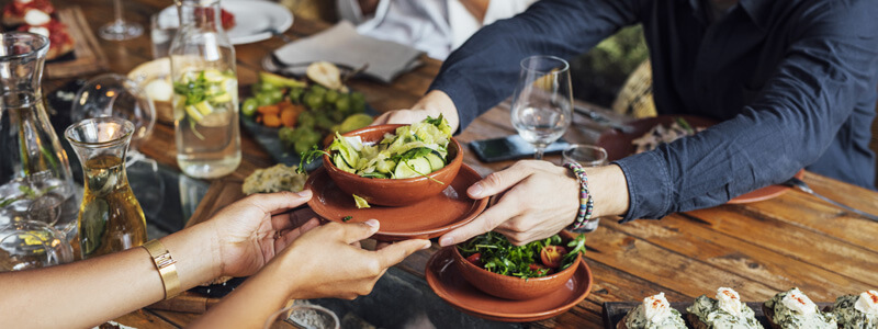 Ein Essen mit mehreren Personen