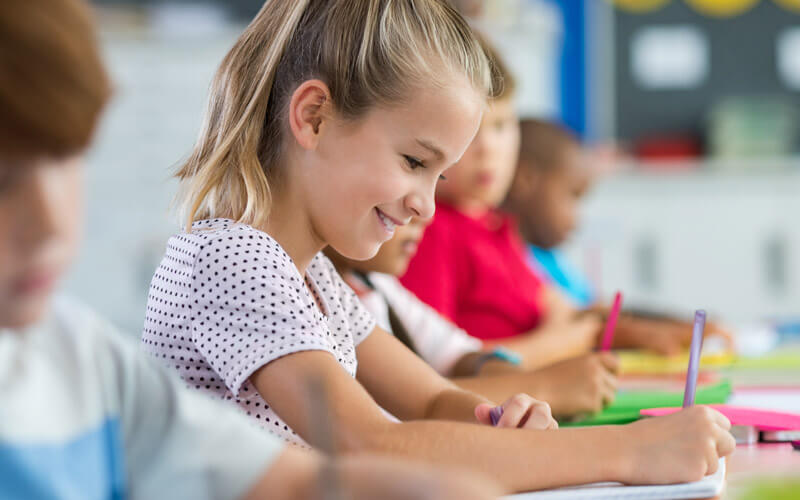 Ein glückliches Mädchen in der Schule