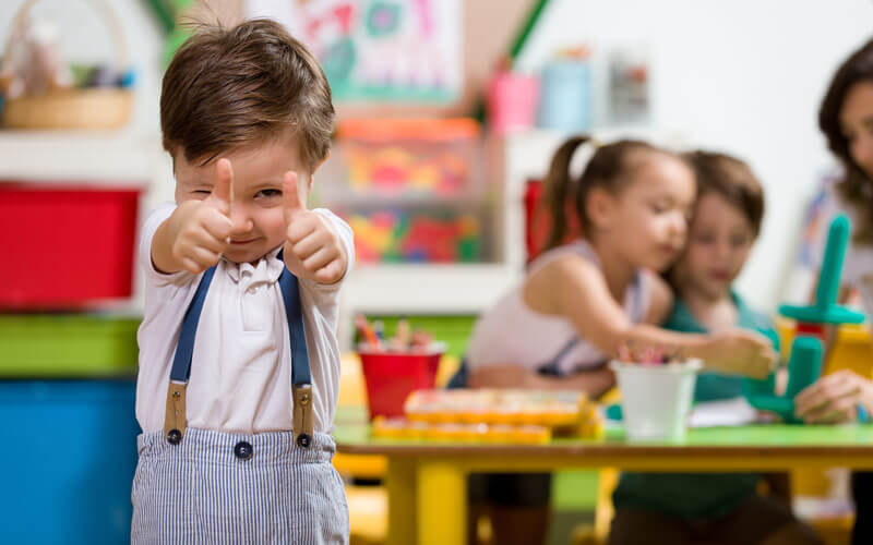 Ein glückliches Kind im Kindergarten