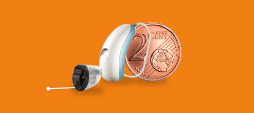 Zwei verschiedene Hörgeräte im Vergleich zu einem Cent-Stück