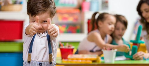 Ein Kind im Kindergarten